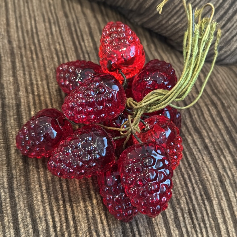 Vintage RED LUCITE GRAPES leaves vine piece berries vine raspberries - Picture 4 of 6